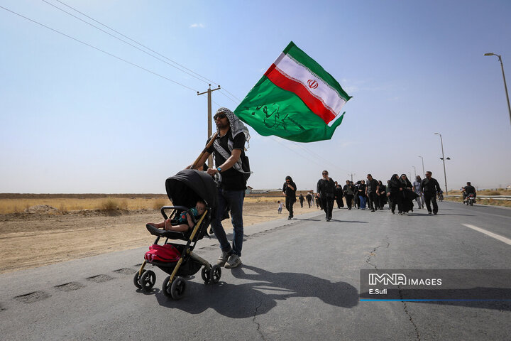 نغمه عاشقی در مسیر بی‌پایان اربعین / من ایرانم و تو عراقی؛ چه فراقی!