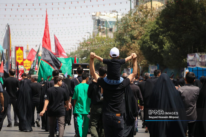 پیاده‌روی جاماندگان اربعین حسینی در مشهد مقدس