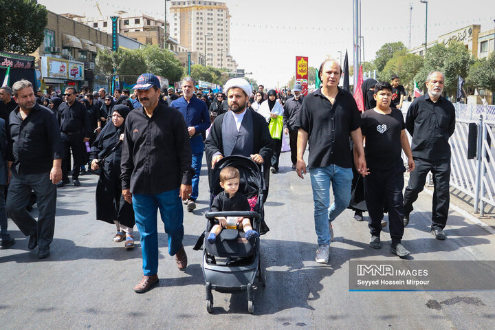 پیاده‌روی جاماندگان اربعین حسینی در مشهد مقدس