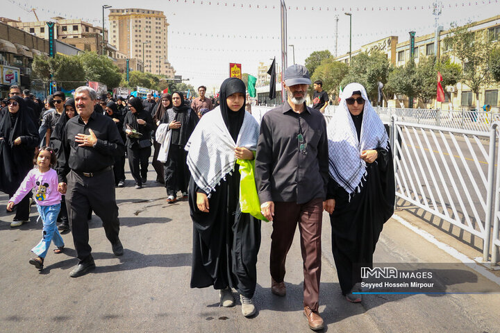 پیاده‌روی جاماندگان اربعین حسینی در مشهد مقدس