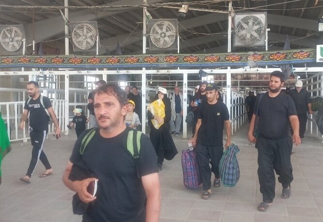 فیلم | موج بازگشت زائران به کشور از مرز مهران