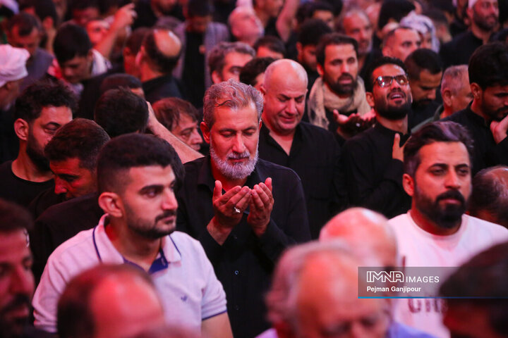 حرم امام حسین(ع) در شب اربعین