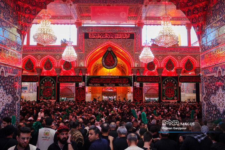حرم امام حسین (ع) با فرشهای جدید مفروش شد