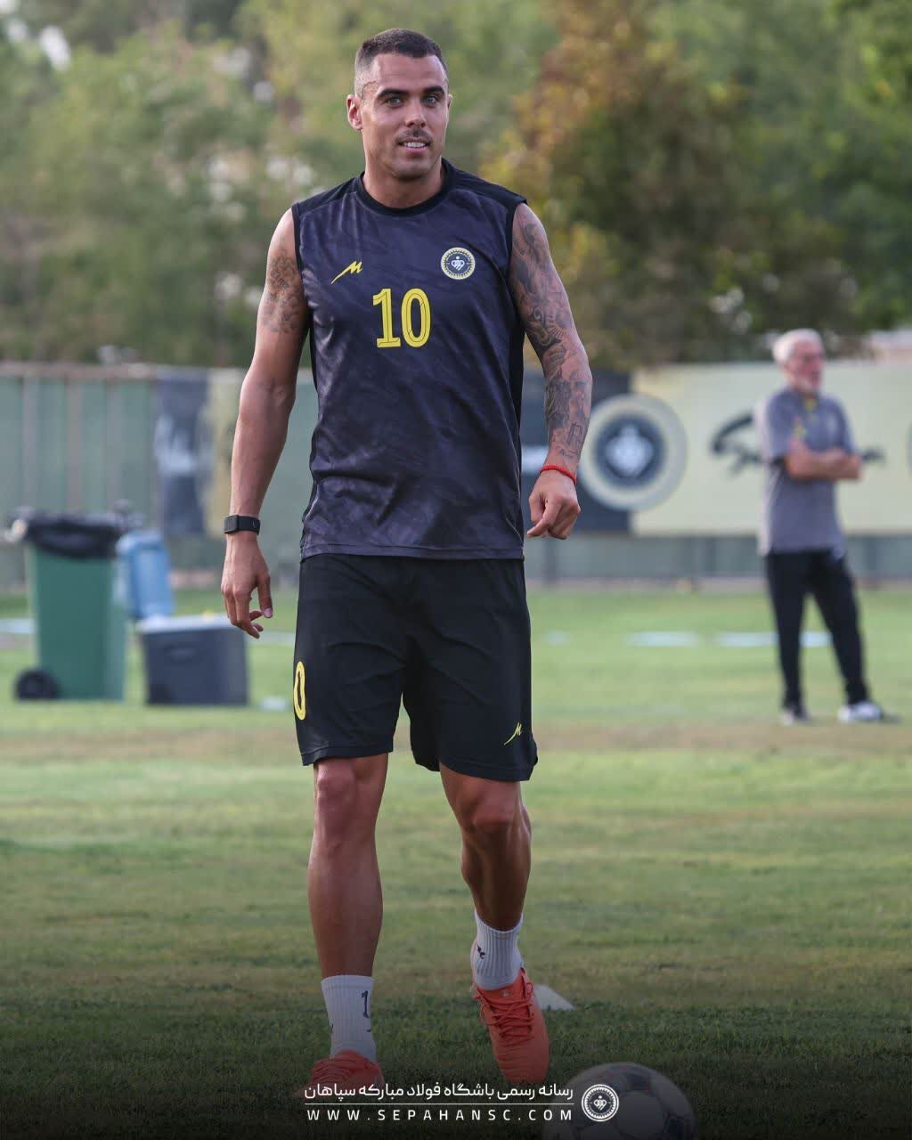 ریکاردو آلوز با خیال آسوده در تمرینات سپاهان/ رقابت در استقلال بالا گرفت