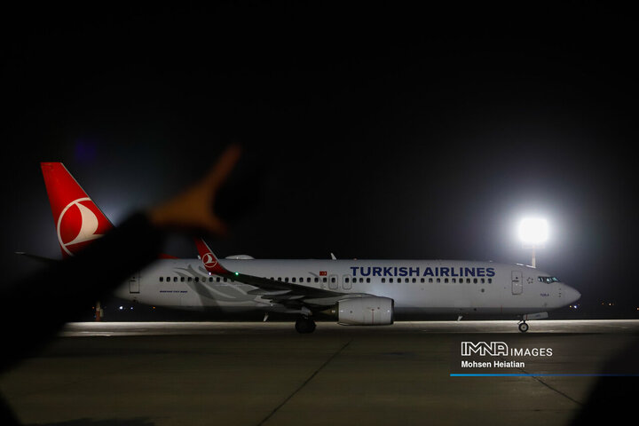 ورود پیکر استاد فرشچیان به اصفهان