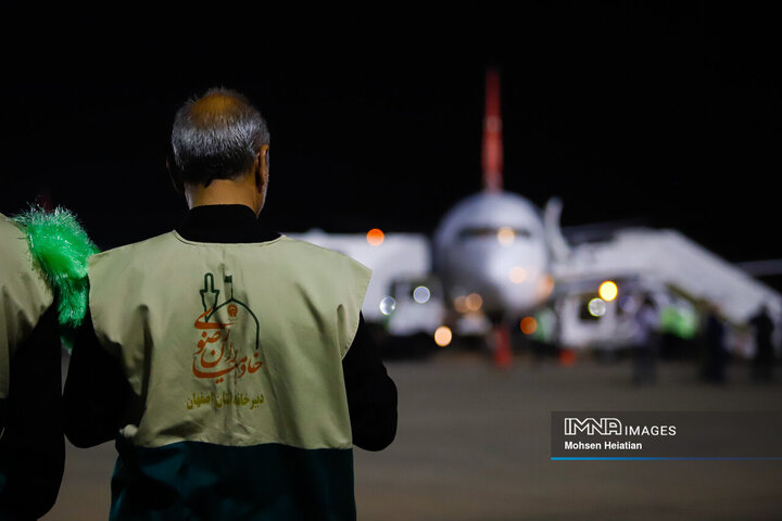 ورود پیکر استاد فرشچیان به اصفهان