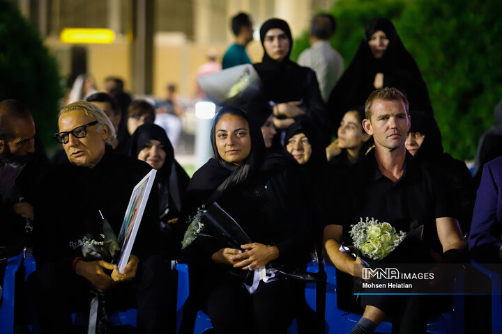 ورود پیکر استاد فرشچیان به اصفهان