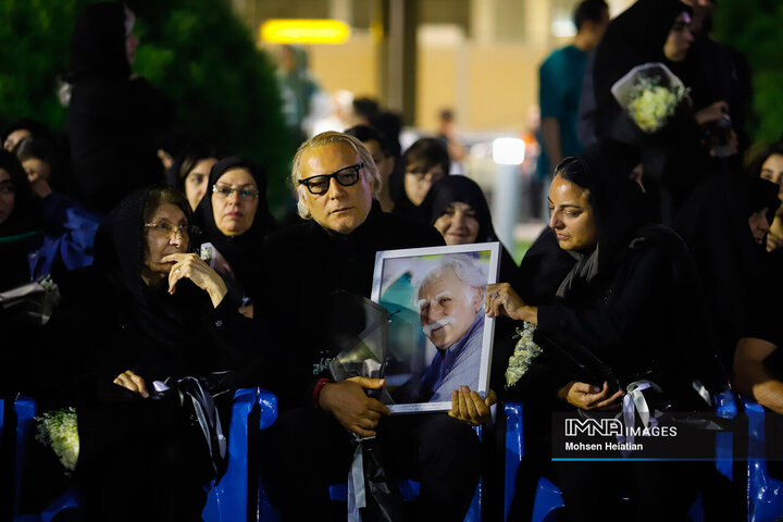 ورود پیکر استاد فرشچیان به اصفهان