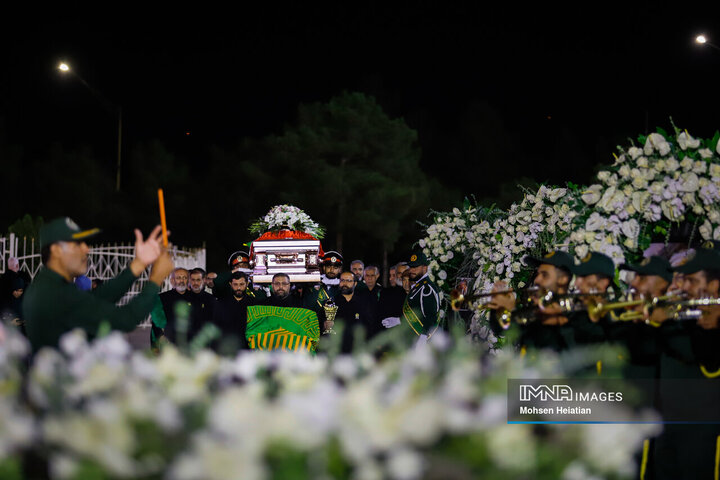 ورود پیکر استاد فرشچیان به اصفهان