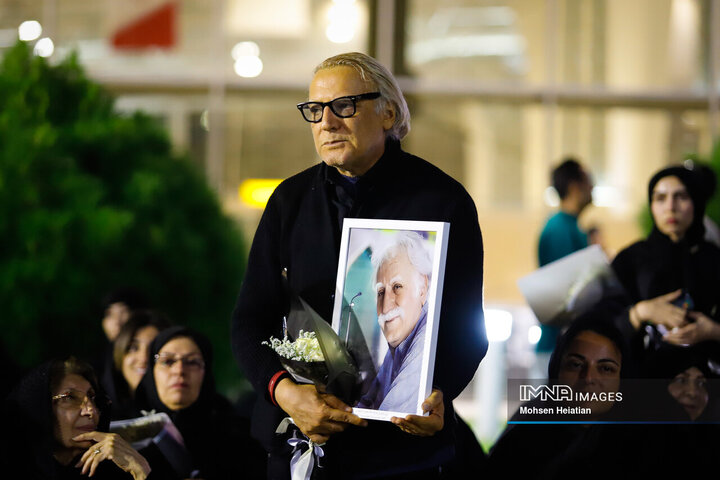 ورود پیکر استاد فرشچیان به اصفهان