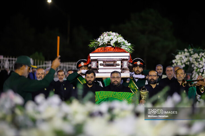 آماده‌سازی محل دفن پیکر استاد فرشچیان در اصفهان + فیلم