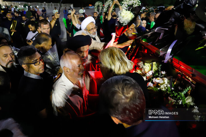 ورود پیکر استاد فرشچیان به اصفهان