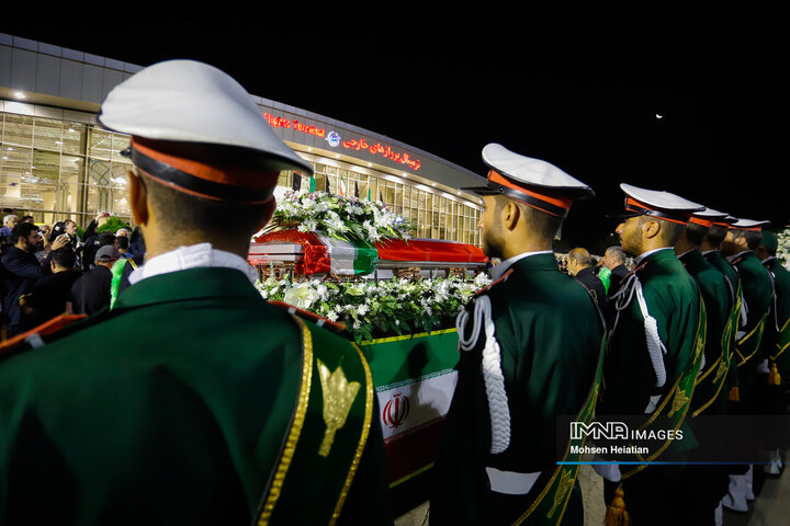 ورود پیکر استاد فرشچیان به اصفهان