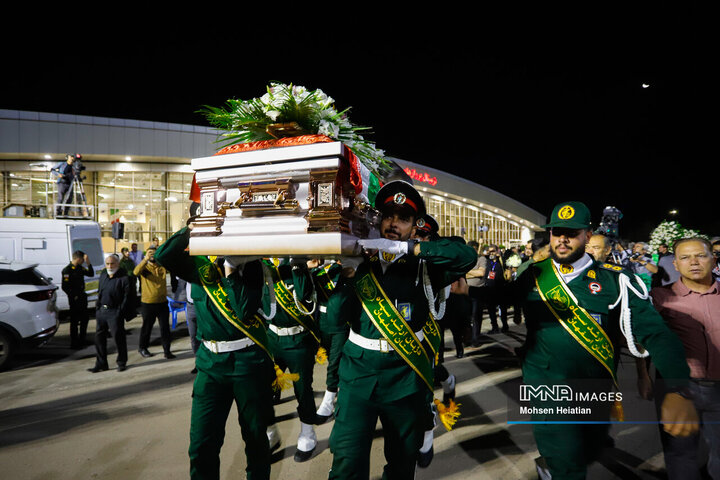 ورود پیکر استاد فرشچیان به اصفهان