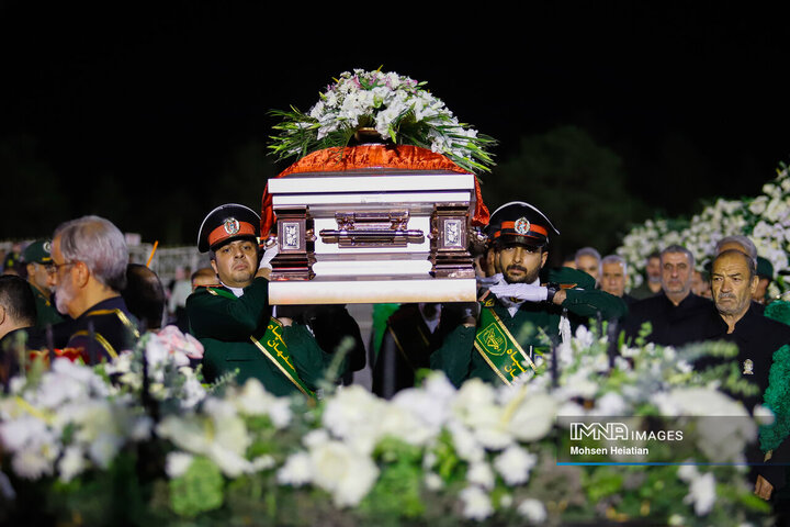 ورود پیکر استاد فرشچیان به اصفهان