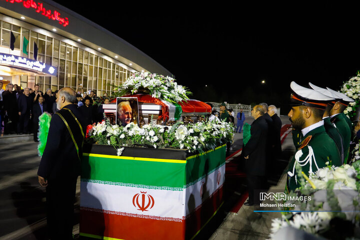 ورود پیکر استاد فرشچیان به اصفهان