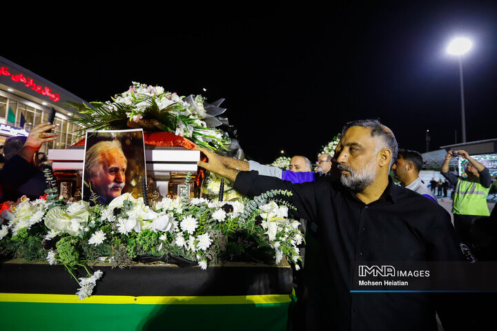 ورود پیکر استاد فرشچیان به اصفهان