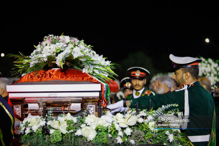 ورود پیکر استاد فرشچیان به اصفهان