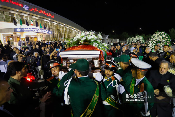 ورود پیکر استاد فرشچیان به اصفهان