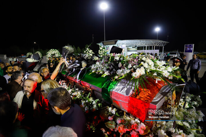 ورود پیکر استاد فرشچیان به اصفهان