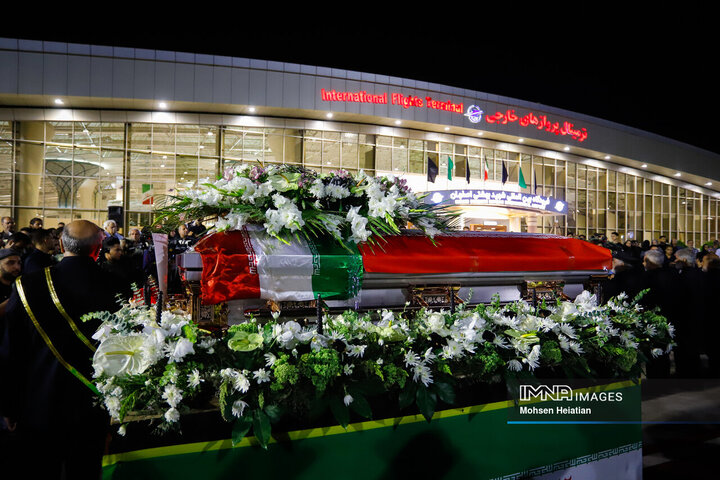 ورود پیکر استاد فرشچیان به اصفهان