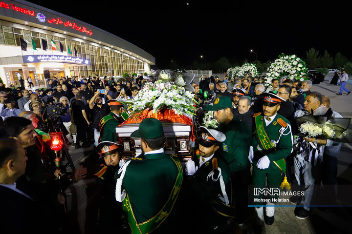 ورود پیکر استاد فرشچیان به اصفهان