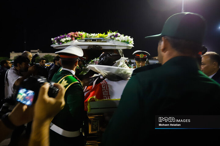 ورود پیکر استاد فرشچیان به اصفهان