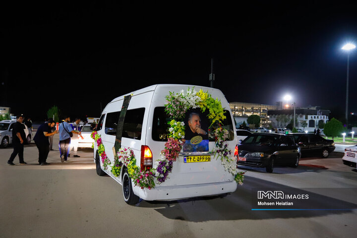 ورود پیکر استاد فرشچیان به اصفهان