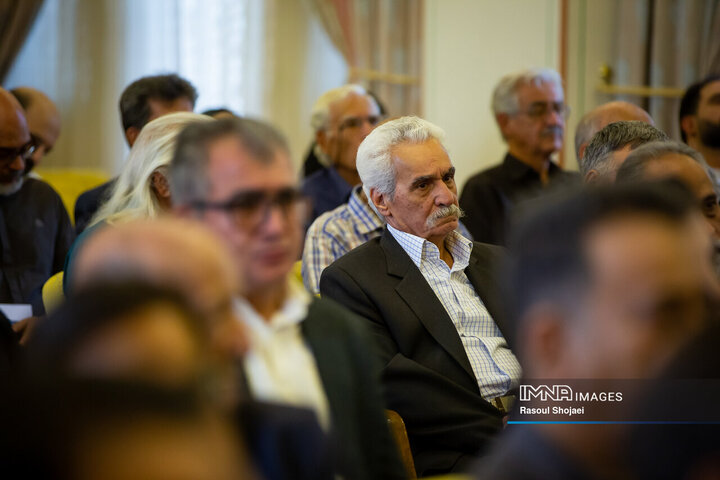 دیدار وزیر فرهنگ با هنرمندان اصفهان