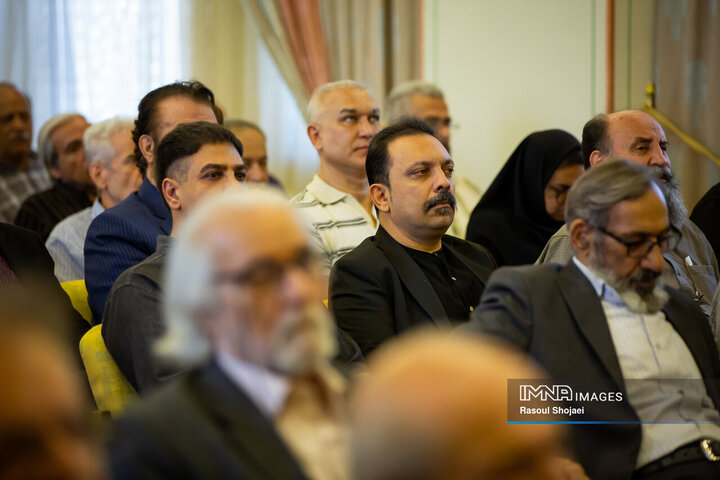 دیدار وزیر فرهنگ با هنرمندان اصفهان