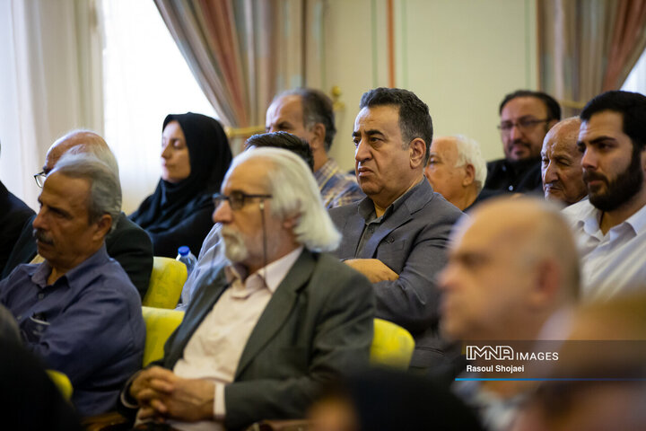 دیدار وزیر فرهنگ با هنرمندان اصفهان