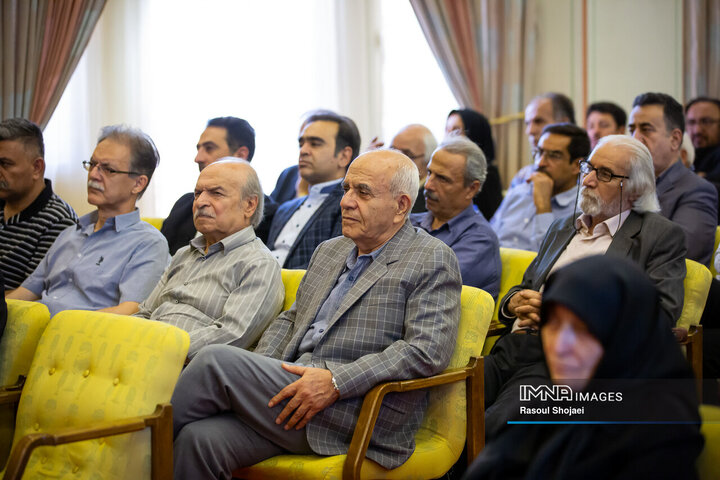 دیدار وزیر فرهنگ با هنرمندان اصفهان