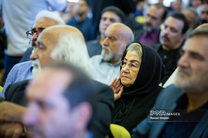 دیدار وزیر فرهنگ با هنرمندان اصفهان