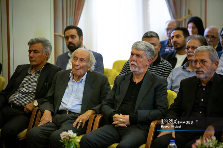 دیدار وزیر فرهنگ با هنرمندان اصفهان