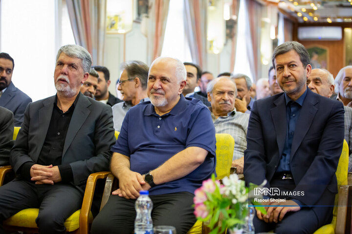 دیدار وزیر فرهنگ با هنرمندان اصفهان