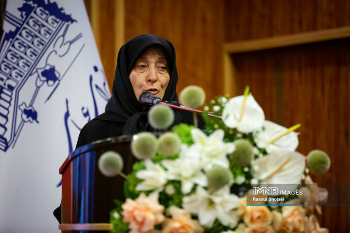 دیدار وزیر فرهنگ با هنرمندان اصفهان