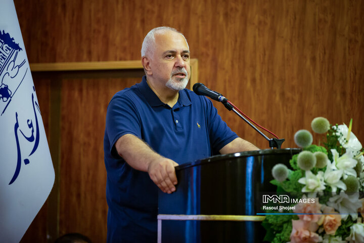 عادت داشتم با آثار استاد فرشچیان به دنیا فخر بفروشم