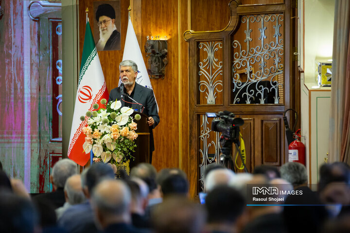 دیدار وزیر فرهنگ با هنرمندان اصفهان