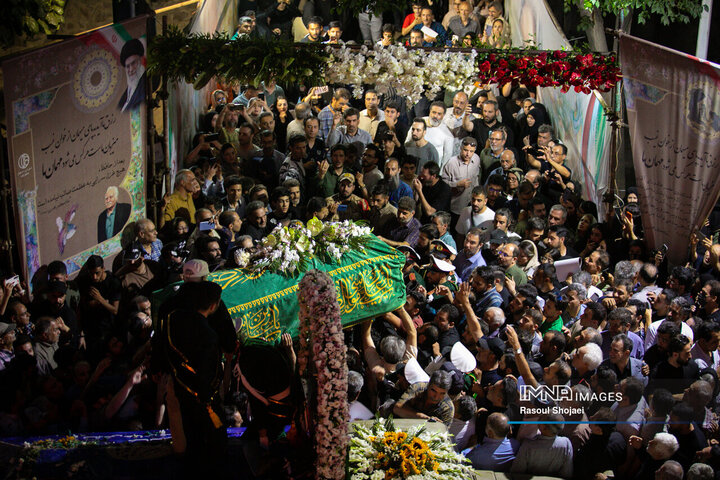 وداع نصف جهان با نگارگر روضه‌خوان/ بدرقه استاد فرشچیان در اصفهان