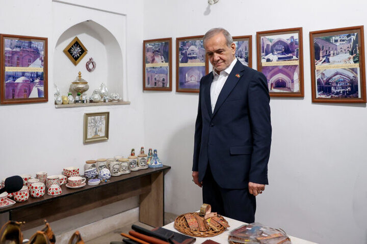 بازدید رئیس جمهور از مسجد کبود ایروان و اقامه نماز با نمازگزاران