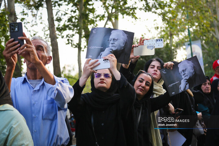 در حاشیه مراسم تشییع استاد فرشچیان