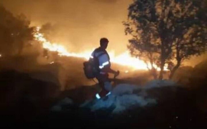 حضور شبانه‌روزی ۱۵ تیم عملیاتی هلال‌احمر در مهار آتش کوه چرمین