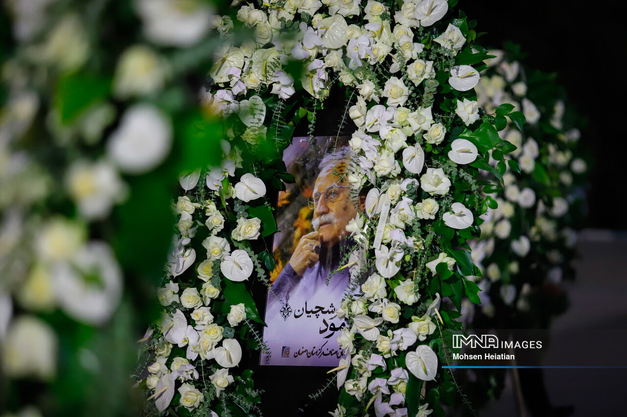 هنرمند ایران در آغوش اصفهان