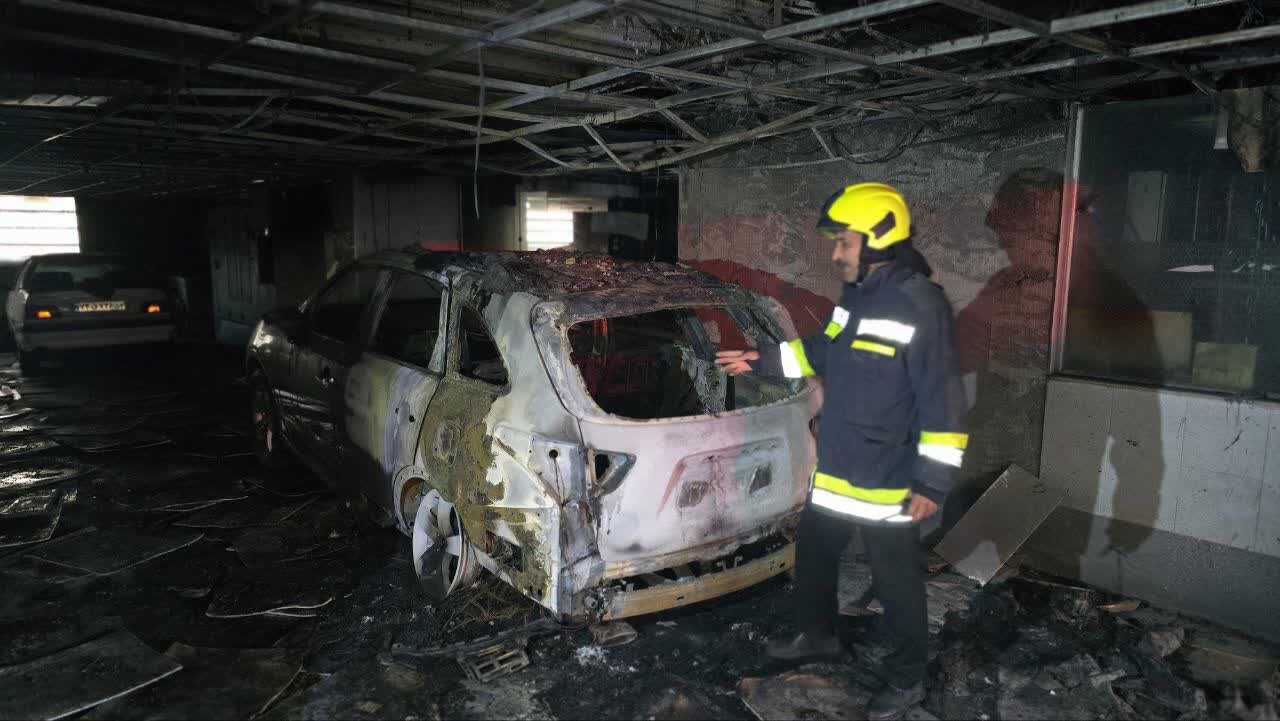 حریق خودرو در پارکینگ مجتمع مسکونی۱۳ طبقه در شهرک ولیعصر + عکس