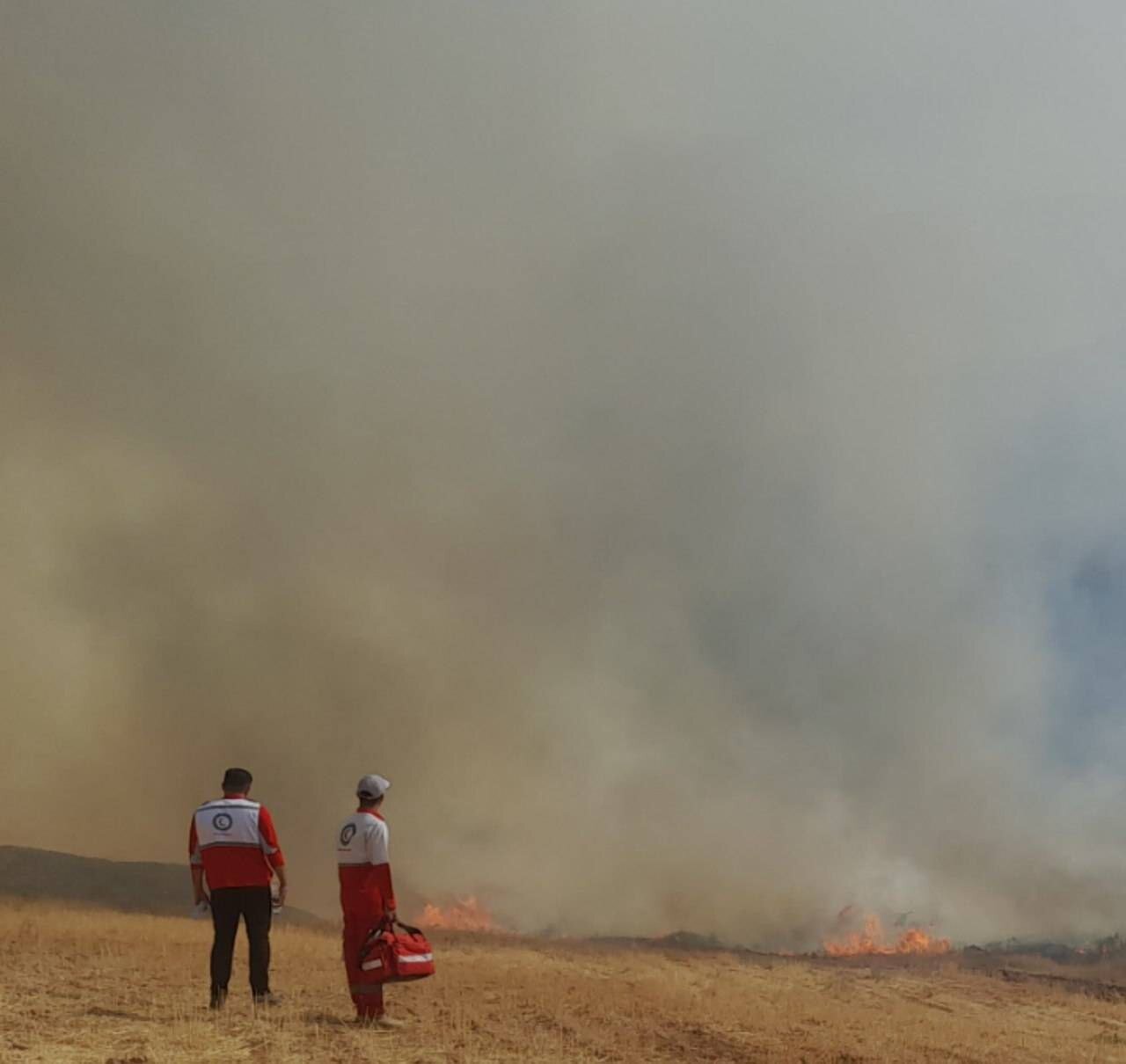 حضور شبانه‌روزی ۱۵ تیم عملیاتی هلال‌احمر در مهار آتش کوه چرمین