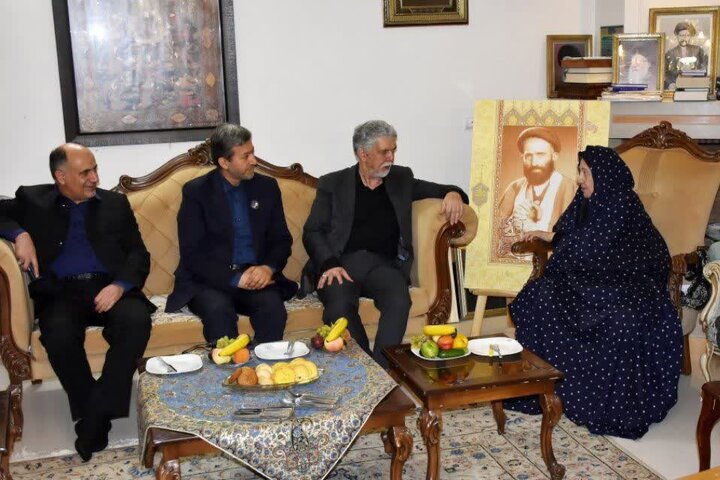 دیدار وزیر فرهنگ با بانوی هنرمند اصفهانی