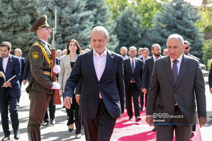 استقبال رسمی نخست وزیر ارمنستان از رئیس جمهور