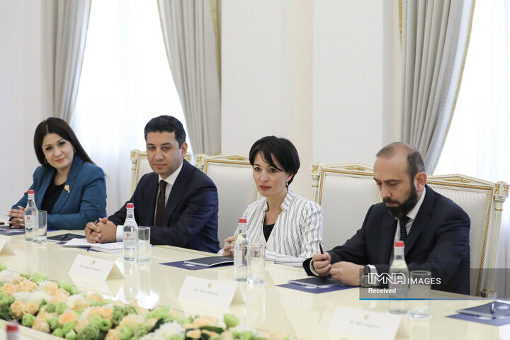 نشست مشترک هیئت‌های عالی‌رتبه ایران و ارمنستان