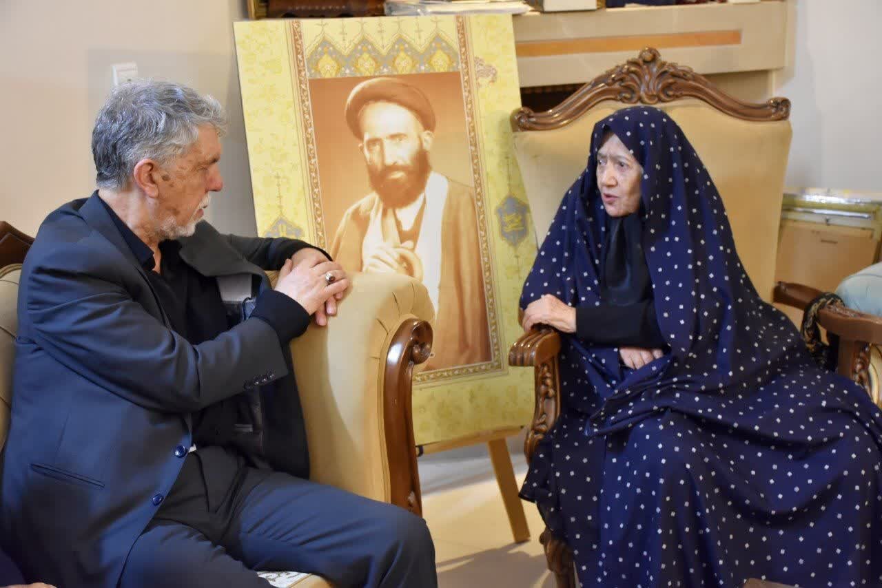 دیدار وزیر فرهنگ با بانوی هنرمند اصفهانی