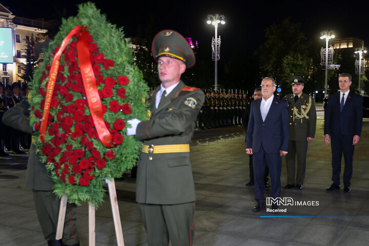 ادای احترام به بنای یادبود سرباز وطن